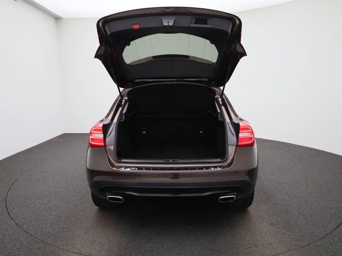 180 Ambition | Automaat | Navigatie | Airco | Bluetooth | Parkeersensoren |