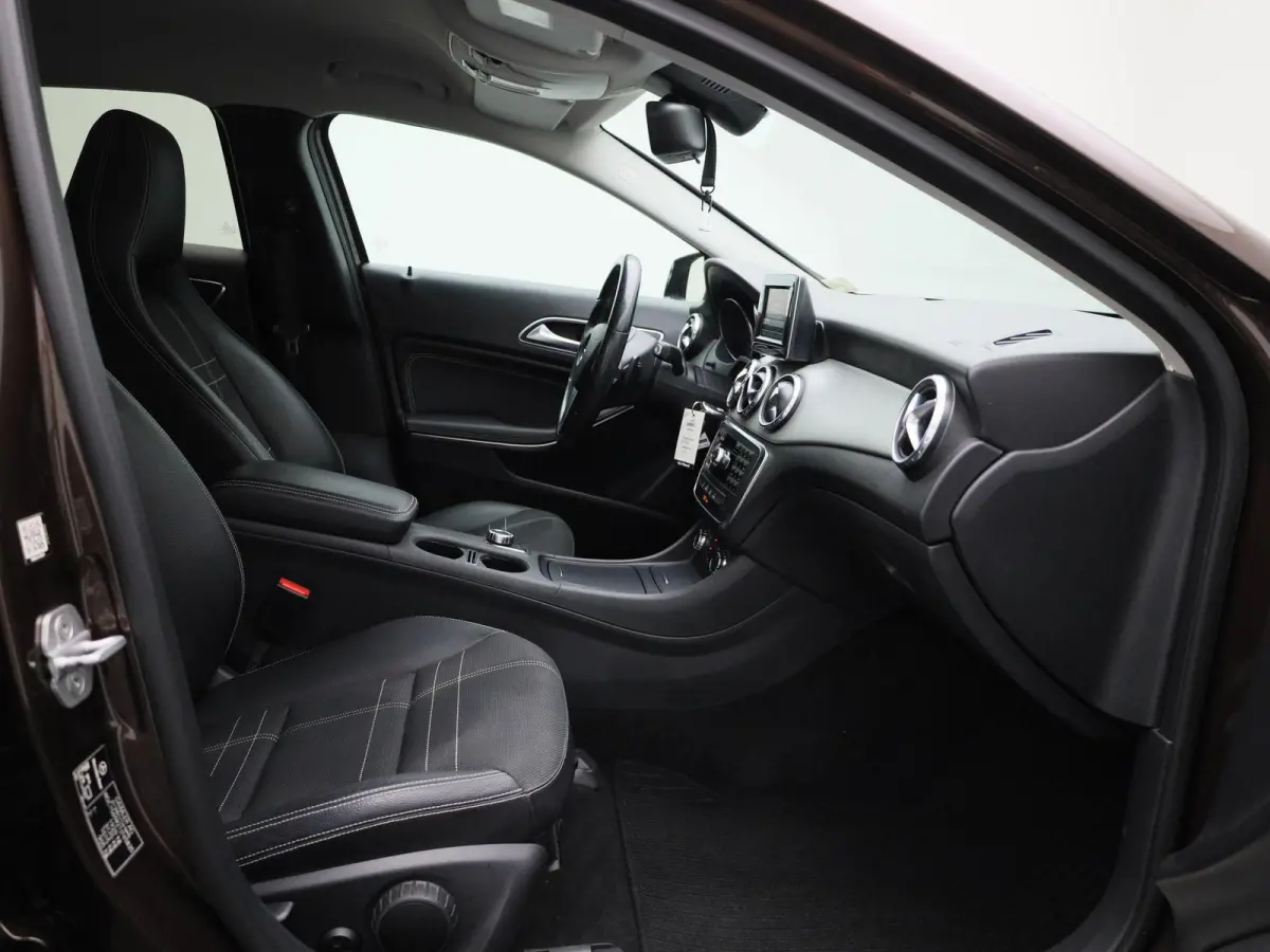 180 Ambition | Automaat | Navigatie | Airco | Bluetooth | Parkeersensoren |