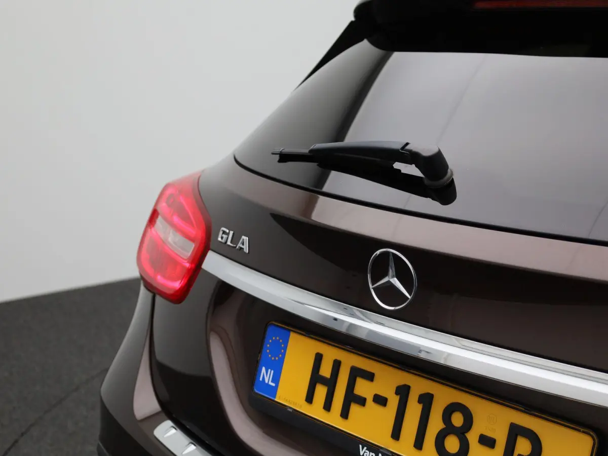 180 Ambition | Automaat | Navigatie | Airco | Bluetooth | Parkeersensoren |