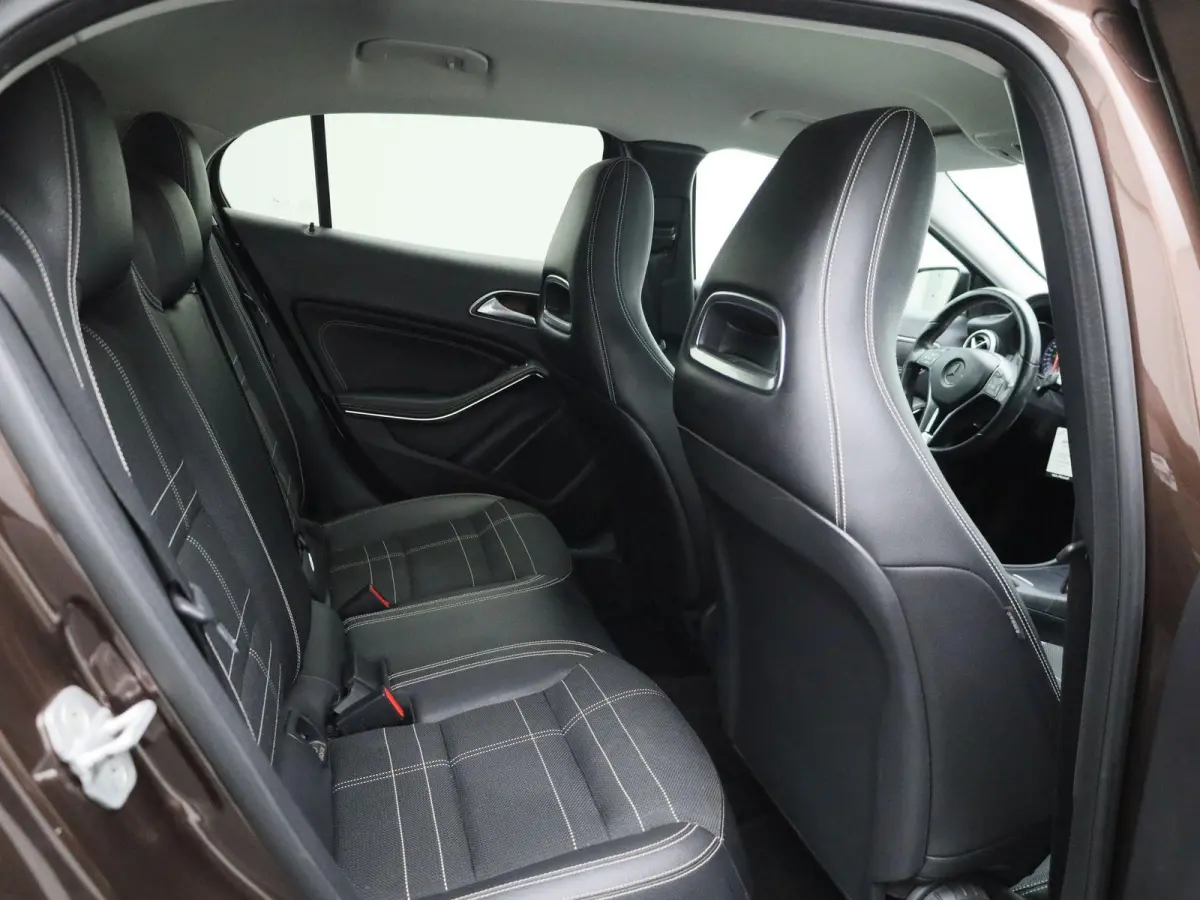 180 Ambition | Automaat | Navigatie | Airco | Bluetooth | Parkeersensoren |
