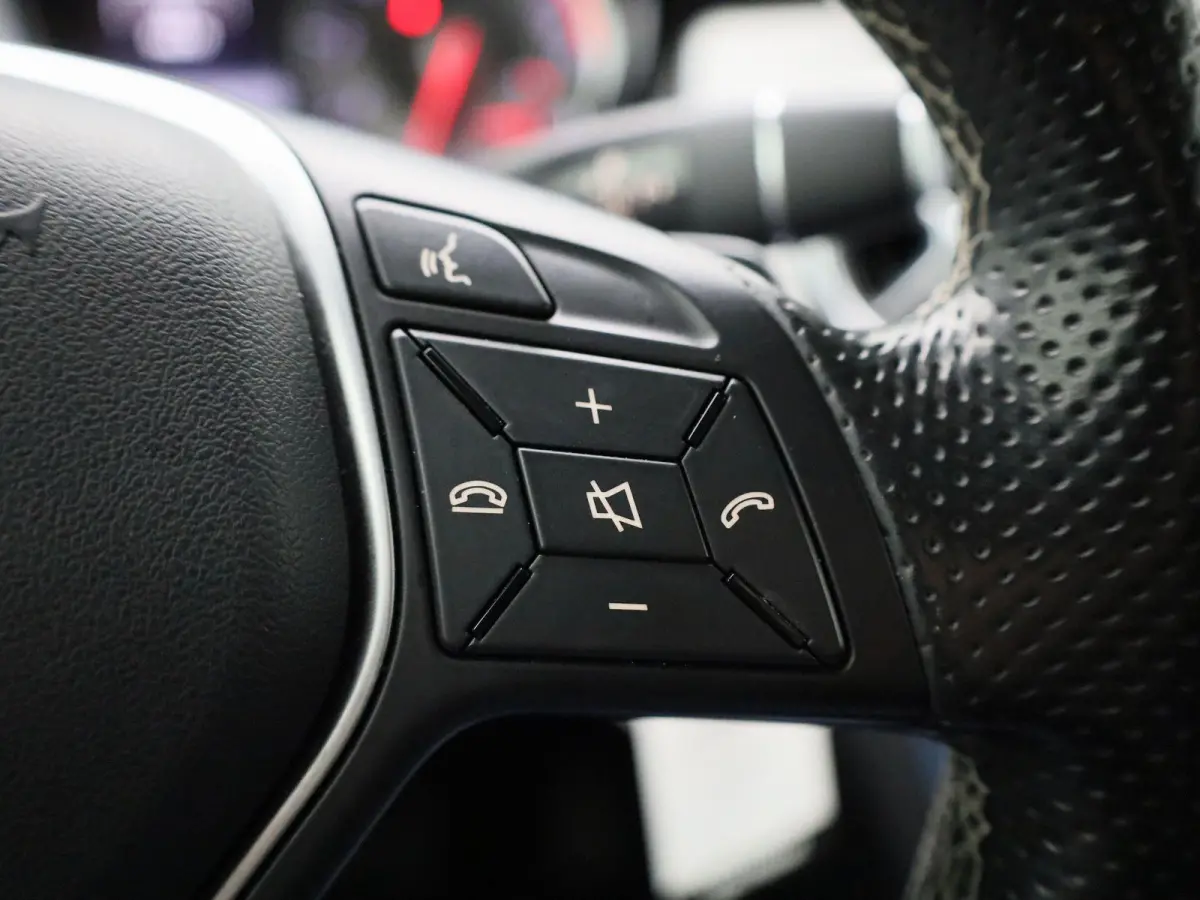 180 Ambition | Automaat | Navigatie | Airco | Bluetooth | Parkeersensoren |