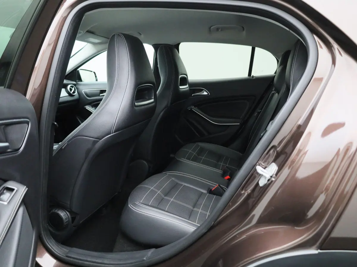 180 Ambition | Automaat | Navigatie | Airco | Bluetooth | Parkeersensoren |