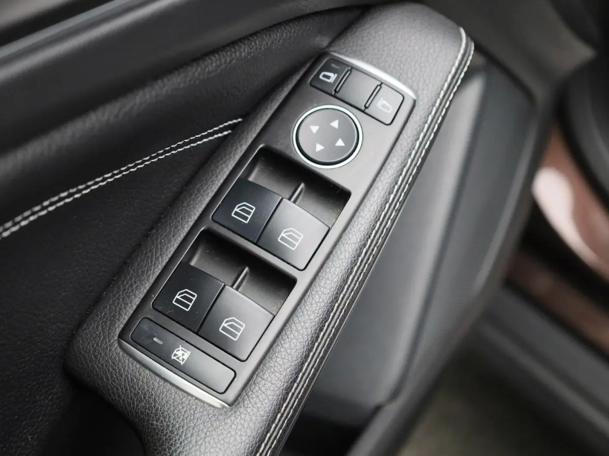 180 Ambition | Automaat | Navigatie | Airco | Bluetooth | Parkeersensoren |