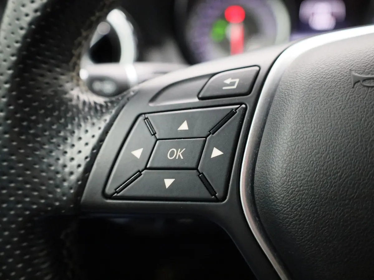 180 Ambition | Automaat | Navigatie | Airco | Bluetooth | Parkeersensoren |