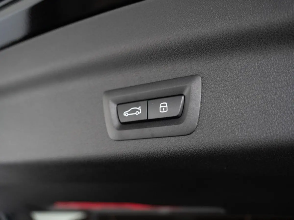 xDrive25e | M Sportpakket | Comfort Pack | Harman-Kardon | Stuurwielrand verwarmd | Comfort Access | Achteruitrijcamera | Panoramadak | Trekhaak