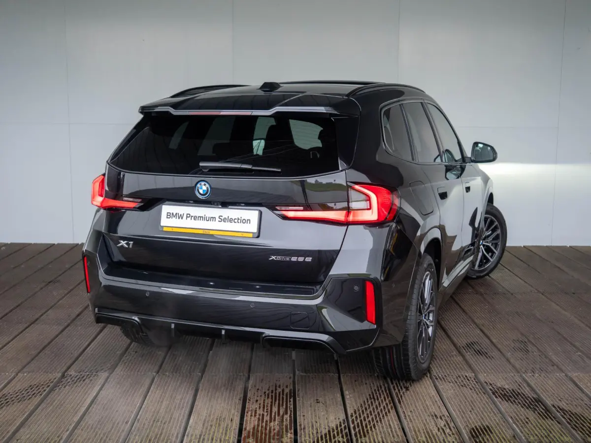 xDrive25e | M Sportpakket | Comfort Pack | Harman-Kardon | Stuurwielrand verwarmd | Comfort Access | Achteruitrijcamera | Panoramadak | Trekhaak