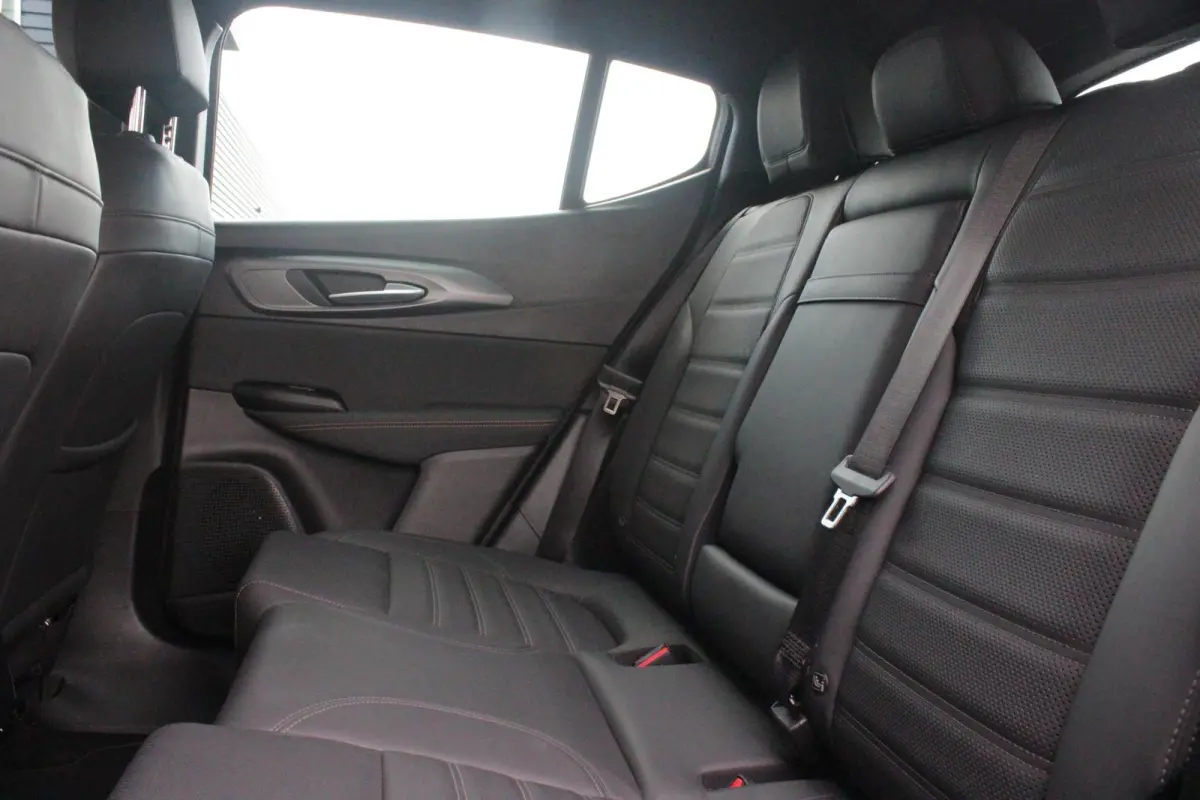 1.5T Hybrid 160PK VELOCE | PREMIUM PACK: LEDEREN BEKLEDING/GEVENTILEERDE VOORSTOELEN/4-VOUDIG ELEKTRISCH VERSTELBARE LENDESTEUN VOORSTOELEN/HOOGGLANS ZWARTE RAAMOMLIJSTING/AMBIENT LIGHTING |