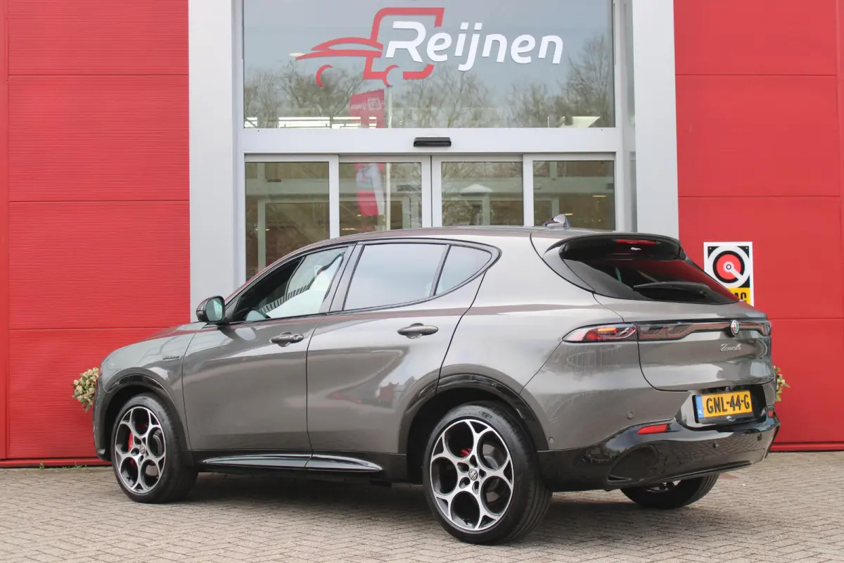 1.5T Hybrid 160PK VELOCE | PREMIUM PACK: LEDEREN BEKLEDING/GEVENTILEERDE VOORSTOELEN/4-VOUDIG ELEKTRISCH VERSTELBARE LENDESTEUN VOORSTOELEN/HOOGGLANS ZWARTE RAAMOMLIJSTING/AMBIENT LIGHTING |