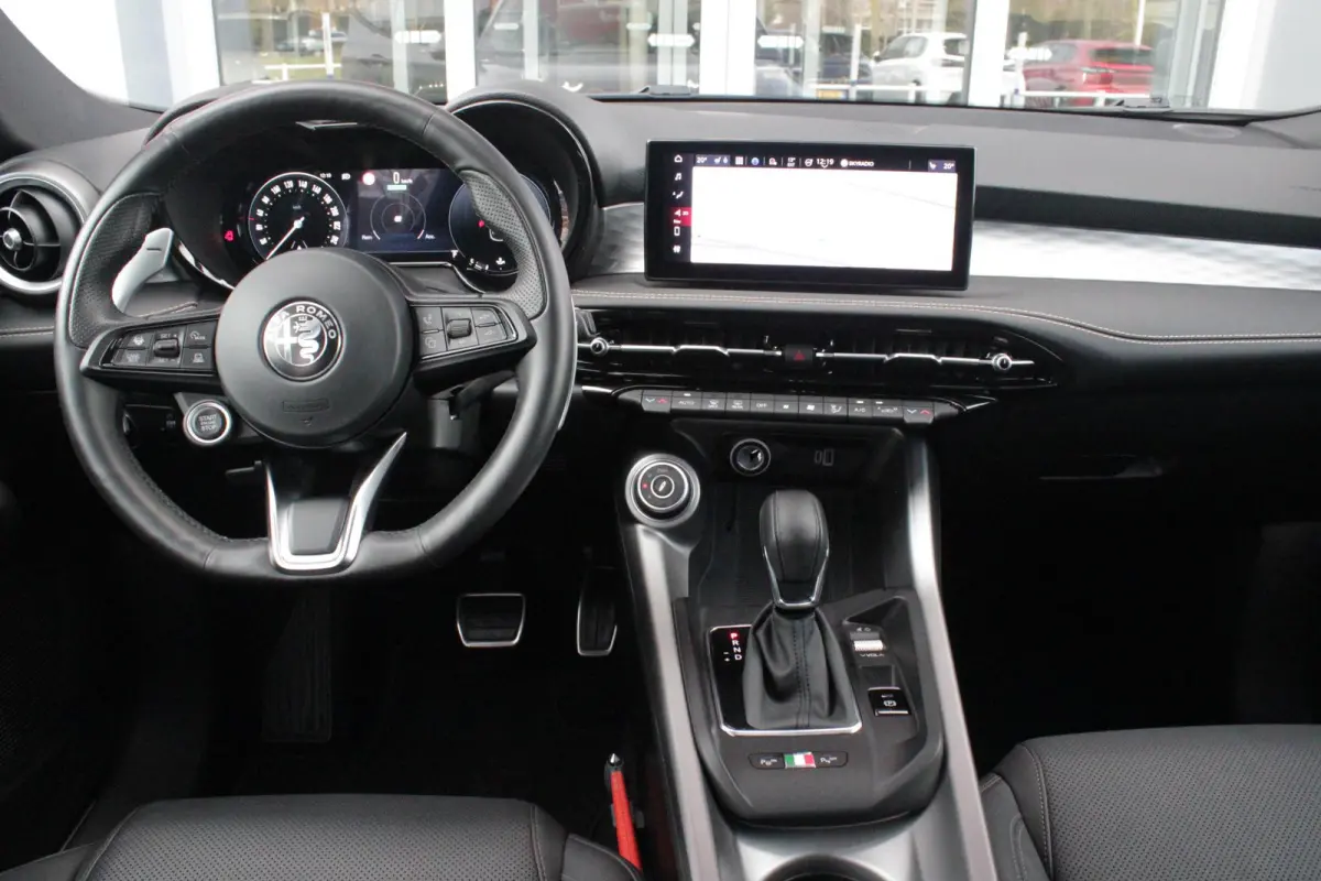 1.5T Hybrid 160PK VELOCE | PREMIUM PACK: LEDEREN BEKLEDING/GEVENTILEERDE VOORSTOELEN/4-VOUDIG ELEKTRISCH VERSTELBARE LENDESTEUN VOORSTOELEN/HOOGGLANS ZWARTE RAAMOMLIJSTING/AMBIENT LIGHTING |