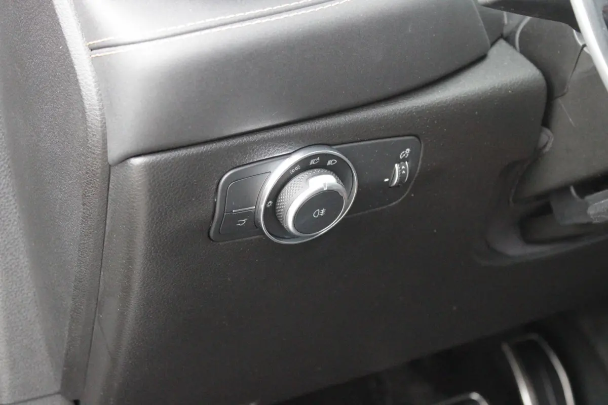 1.5T Hybrid 160PK VELOCE | PREMIUM PACK: LEDEREN BEKLEDING/GEVENTILEERDE VOORSTOELEN/4-VOUDIG ELEKTRISCH VERSTELBARE LENDESTEUN VOORSTOELEN/HOOGGLANS ZWARTE RAAMOMLIJSTING/AMBIENT LIGHTING |