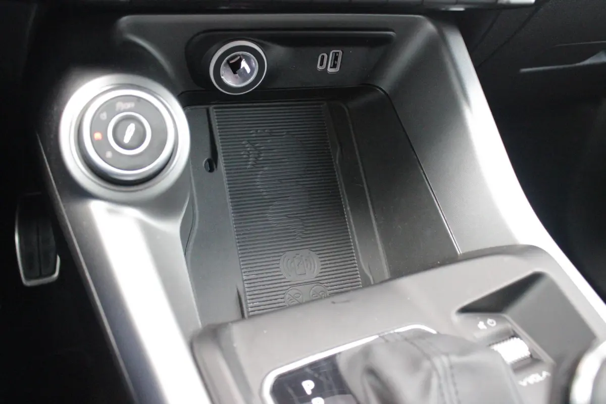 1.5T Hybrid 160PK VELOCE | PREMIUM PACK: LEDEREN BEKLEDING/GEVENTILEERDE VOORSTOELEN/4-VOUDIG ELEKTRISCH VERSTELBARE LENDESTEUN VOORSTOELEN/HOOGGLANS ZWARTE RAAMOMLIJSTING/AMBIENT LIGHTING |