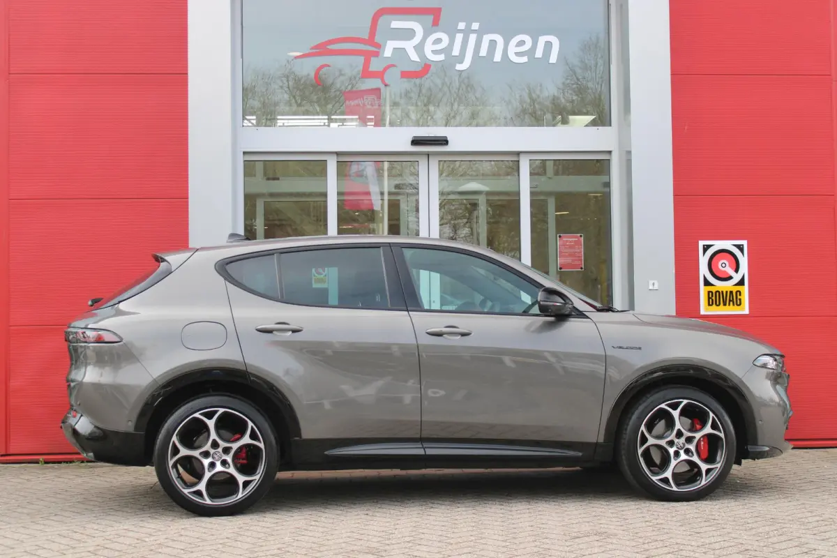 1.5T Hybrid 160PK VELOCE | PREMIUM PACK: LEDEREN BEKLEDING/GEVENTILEERDE VOORSTOELEN/4-VOUDIG ELEKTRISCH VERSTELBARE LENDESTEUN VOORSTOELEN/HOOGGLANS ZWARTE RAAMOMLIJSTING/AMBIENT LIGHTING |