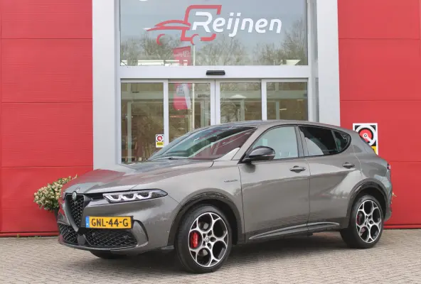 1.5T Hybrid 160PK VELOCE | PREMIUM PACK: LEDEREN BEKLEDING/GEVENTILEERDE VOORSTOELEN/4-VOUDIG ELEKTRISCH VERSTELBARE LENDESTEUN VOORSTOELEN/HOOGGLANS ZWARTE RAAMOMLIJSTING/AMBIENT LIGHTING |