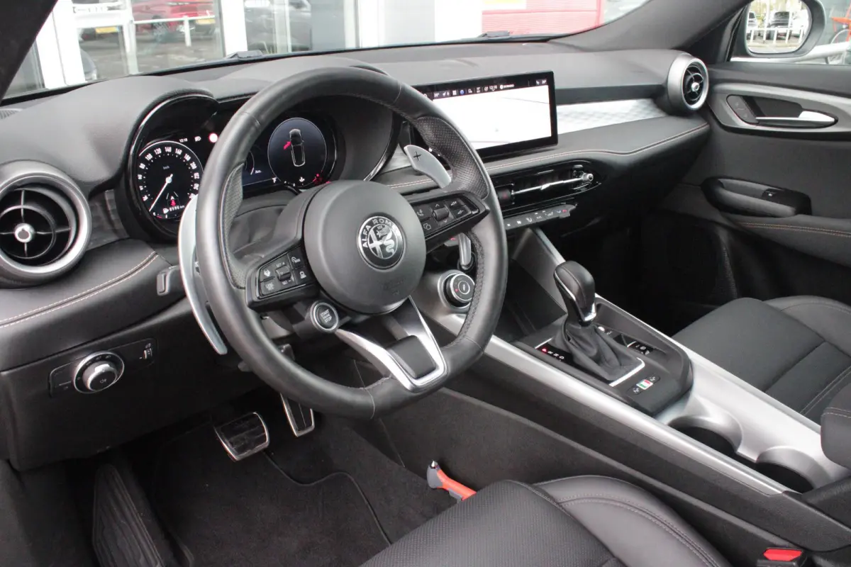 1.5T Hybrid 160PK VELOCE | PREMIUM PACK: LEDEREN BEKLEDING/GEVENTILEERDE VOORSTOELEN/4-VOUDIG ELEKTRISCH VERSTELBARE LENDESTEUN VOORSTOELEN/HOOGGLANS ZWARTE RAAMOMLIJSTING/AMBIENT LIGHTING |