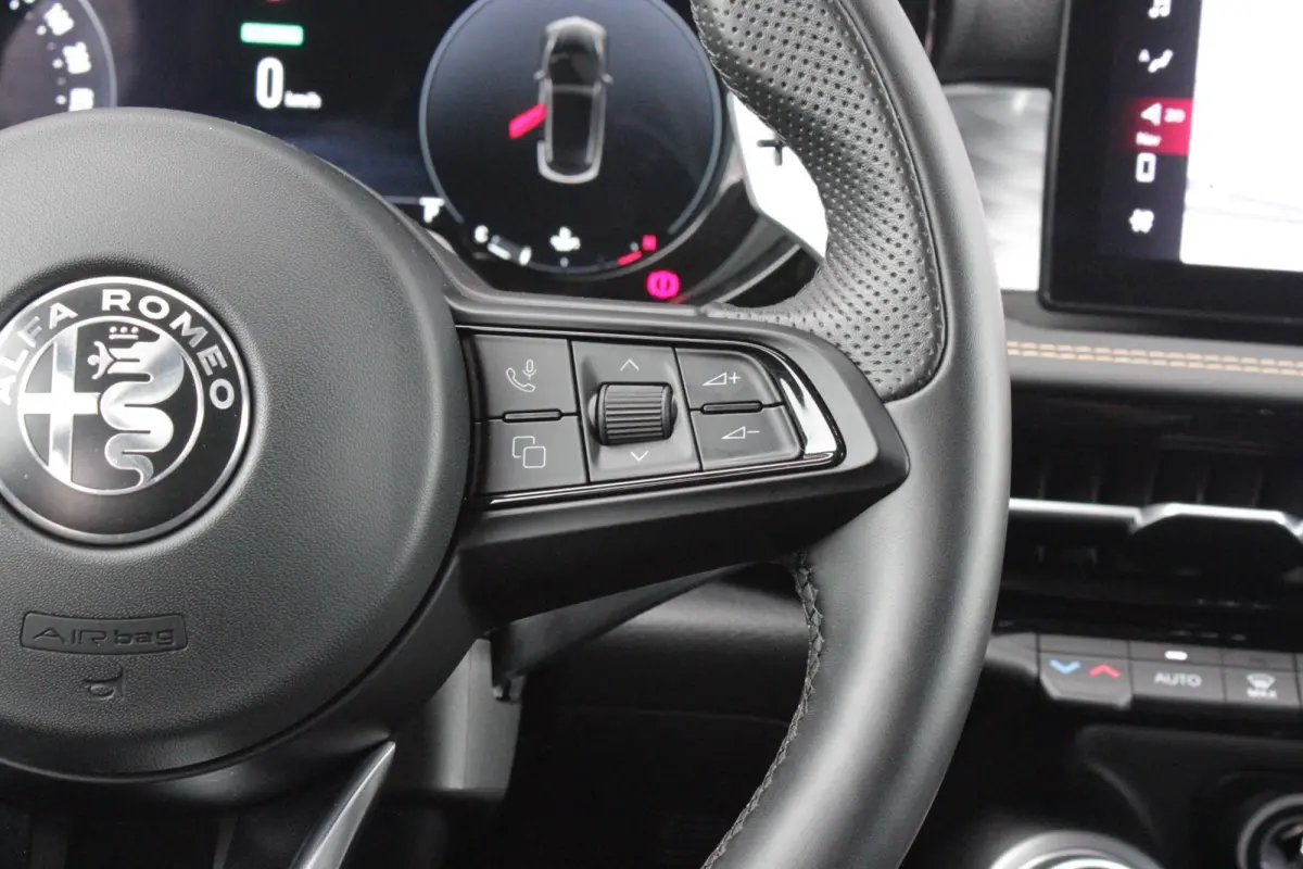 1.5T Hybrid 160PK VELOCE | PREMIUM PACK: LEDEREN BEKLEDING/GEVENTILEERDE VOORSTOELEN/4-VOUDIG ELEKTRISCH VERSTELBARE LENDESTEUN VOORSTOELEN/HOOGGLANS ZWARTE RAAMOMLIJSTING/AMBIENT LIGHTING |