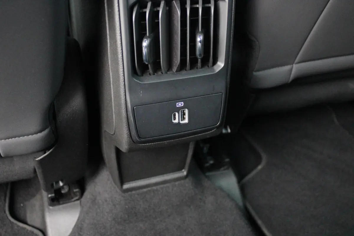 1.5T Hybrid 160PK VELOCE | PREMIUM PACK: LEDEREN BEKLEDING/GEVENTILEERDE VOORSTOELEN/4-VOUDIG ELEKTRISCH VERSTELBARE LENDESTEUN VOORSTOELEN/HOOGGLANS ZWARTE RAAMOMLIJSTING/AMBIENT LIGHTING |