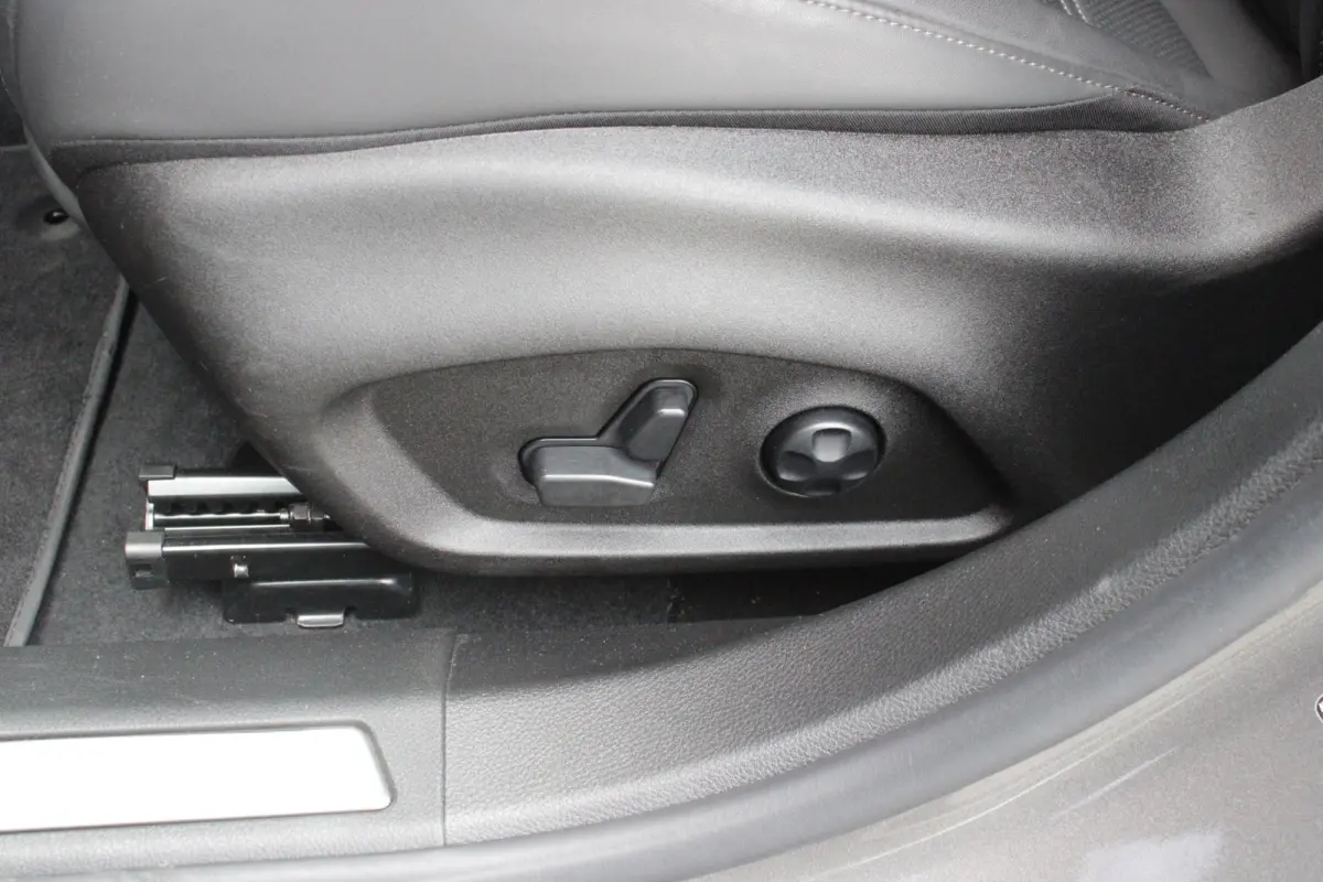 1.5T Hybrid 160PK VELOCE | PREMIUM PACK: LEDEREN BEKLEDING/GEVENTILEERDE VOORSTOELEN/4-VOUDIG ELEKTRISCH VERSTELBARE LENDESTEUN VOORSTOELEN/HOOGGLANS ZWARTE RAAMOMLIJSTING/AMBIENT LIGHTING |
