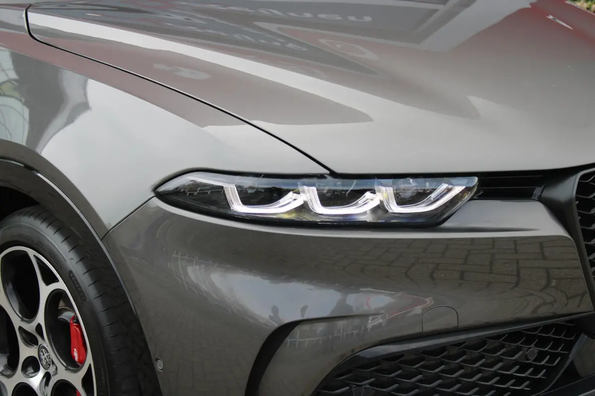 1.5T Hybrid 160PK VELOCE | PREMIUM PACK: LEDEREN BEKLEDING/GEVENTILEERDE VOORSTOELEN/4-VOUDIG ELEKTRISCH VERSTELBARE LENDESTEUN VOORSTOELEN/HOOGGLANS ZWARTE RAAMOMLIJSTING/AMBIENT LIGHTING |