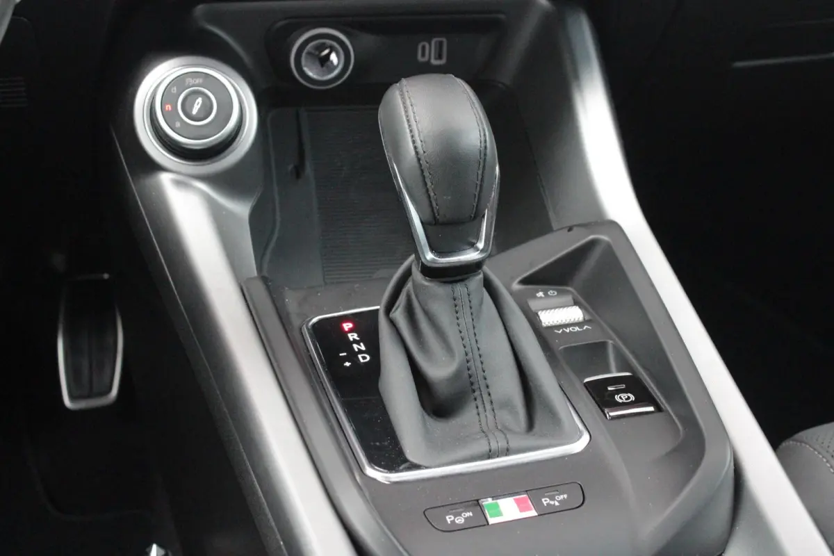 1.5T Hybrid 160PK VELOCE | PREMIUM PACK: LEDEREN BEKLEDING/GEVENTILEERDE VOORSTOELEN/4-VOUDIG ELEKTRISCH VERSTELBARE LENDESTEUN VOORSTOELEN/HOOGGLANS ZWARTE RAAMOMLIJSTING/AMBIENT LIGHTING |