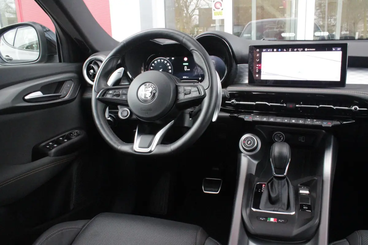 1.5T Hybrid 160PK VELOCE | PREMIUM PACK: LEDEREN BEKLEDING/GEVENTILEERDE VOORSTOELEN/4-VOUDIG ELEKTRISCH VERSTELBARE LENDESTEUN VOORSTOELEN/HOOGGLANS ZWARTE RAAMOMLIJSTING/AMBIENT LIGHTING |