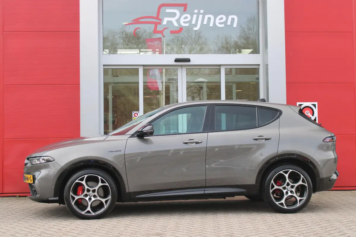 1.5T Hybrid 160PK VELOCE | PREMIUM PACK: LEDEREN BEKLEDING/GEVENTILEERDE VOORSTOELEN/4-VOUDIG ELEKTRISCH VERSTELBARE LENDESTEUN VOORSTOELEN/HOOGGLANS ZWARTE RAAMOMLIJSTING/AMBIENT LIGHTING |