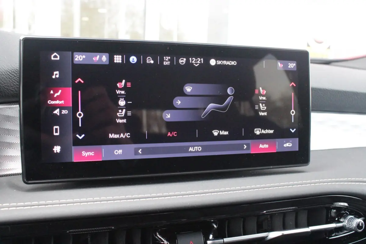 1.5T Hybrid 160PK VELOCE | PREMIUM PACK: LEDEREN BEKLEDING/GEVENTILEERDE VOORSTOELEN/4-VOUDIG ELEKTRISCH VERSTELBARE LENDESTEUN VOORSTOELEN/HOOGGLANS ZWARTE RAAMOMLIJSTING/AMBIENT LIGHTING |