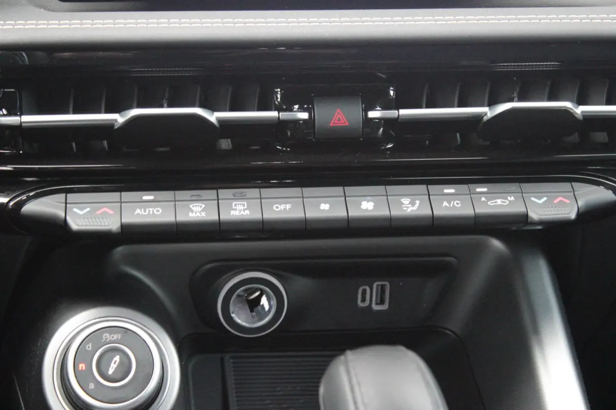 1.5T Hybrid 160PK VELOCE | PREMIUM PACK: LEDEREN BEKLEDING/GEVENTILEERDE VOORSTOELEN/4-VOUDIG ELEKTRISCH VERSTELBARE LENDESTEUN VOORSTOELEN/HOOGGLANS ZWARTE RAAMOMLIJSTING/AMBIENT LIGHTING |