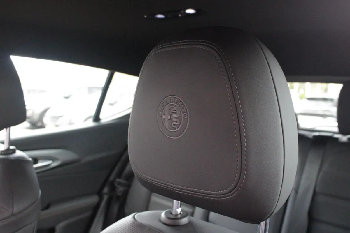 1.5T Hybrid 160PK VELOCE | PREMIUM PACK: LEDEREN BEKLEDING/GEVENTILEERDE VOORSTOELEN/4-VOUDIG ELEKTRISCH VERSTELBARE LENDESTEUN VOORSTOELEN/HOOGGLANS ZWARTE RAAMOMLIJSTING/AMBIENT LIGHTING |