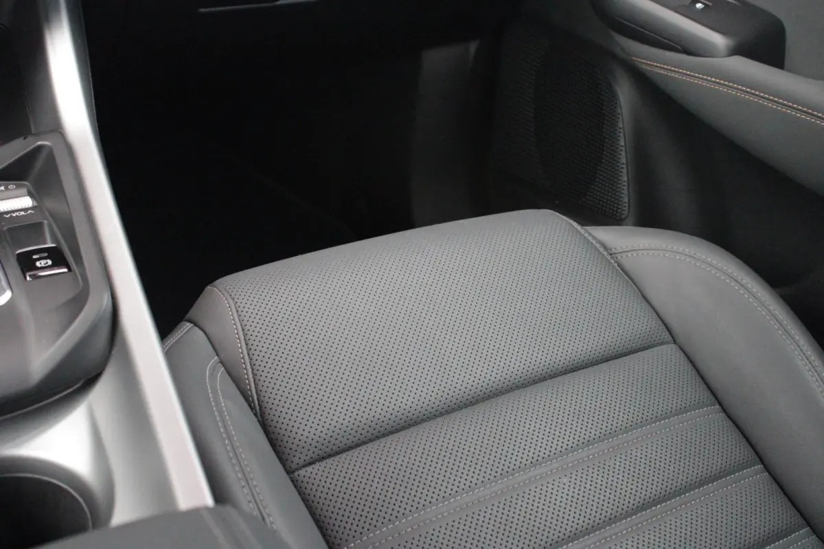 1.5T Hybrid 160PK VELOCE | PREMIUM PACK: LEDEREN BEKLEDING/GEVENTILEERDE VOORSTOELEN/4-VOUDIG ELEKTRISCH VERSTELBARE LENDESTEUN VOORSTOELEN/HOOGGLANS ZWARTE RAAMOMLIJSTING/AMBIENT LIGHTING |