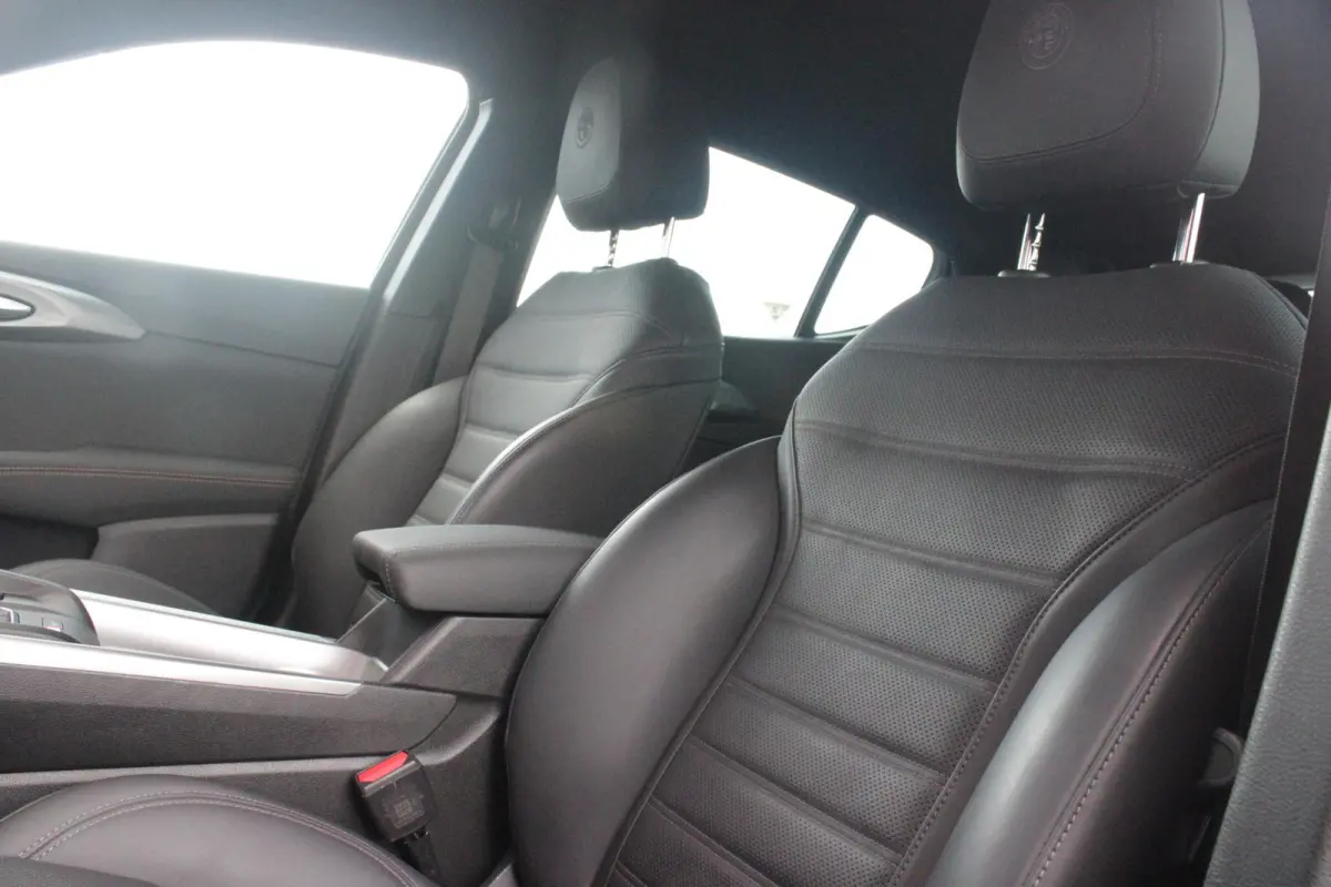 1.5T Hybrid 160PK VELOCE | PREMIUM PACK: LEDEREN BEKLEDING/GEVENTILEERDE VOORSTOELEN/4-VOUDIG ELEKTRISCH VERSTELBARE LENDESTEUN VOORSTOELEN/HOOGGLANS ZWARTE RAAMOMLIJSTING/AMBIENT LIGHTING |