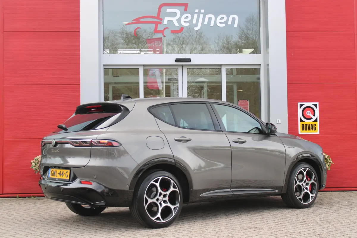 1.5T Hybrid 160PK VELOCE | PREMIUM PACK: LEDEREN BEKLEDING/GEVENTILEERDE VOORSTOELEN/4-VOUDIG ELEKTRISCH VERSTELBARE LENDESTEUN VOORSTOELEN/HOOGGLANS ZWARTE RAAMOMLIJSTING/AMBIENT LIGHTING |