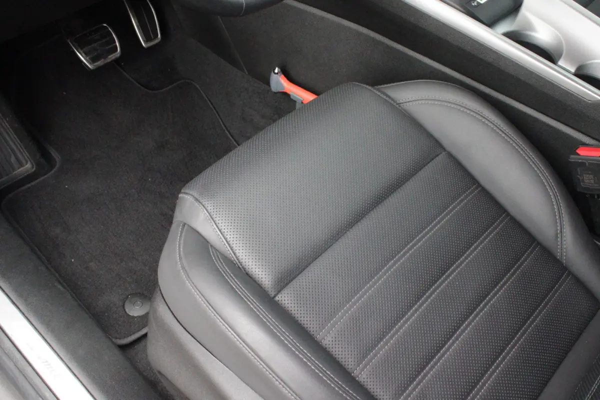 1.5T Hybrid 160PK VELOCE | PREMIUM PACK: LEDEREN BEKLEDING/GEVENTILEERDE VOORSTOELEN/4-VOUDIG ELEKTRISCH VERSTELBARE LENDESTEUN VOORSTOELEN/HOOGGLANS ZWARTE RAAMOMLIJSTING/AMBIENT LIGHTING |
