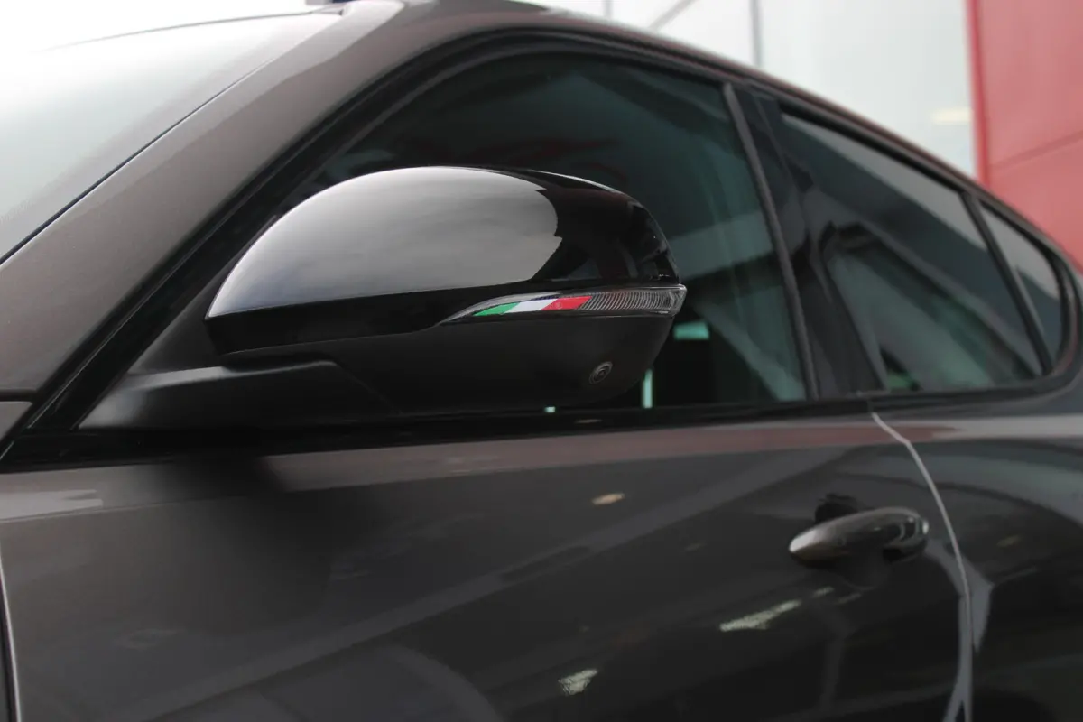 1.5T Hybrid 160PK VELOCE | PREMIUM PACK: LEDEREN BEKLEDING/GEVENTILEERDE VOORSTOELEN/4-VOUDIG ELEKTRISCH VERSTELBARE LENDESTEUN VOORSTOELEN/HOOGGLANS ZWARTE RAAMOMLIJSTING/AMBIENT LIGHTING |
