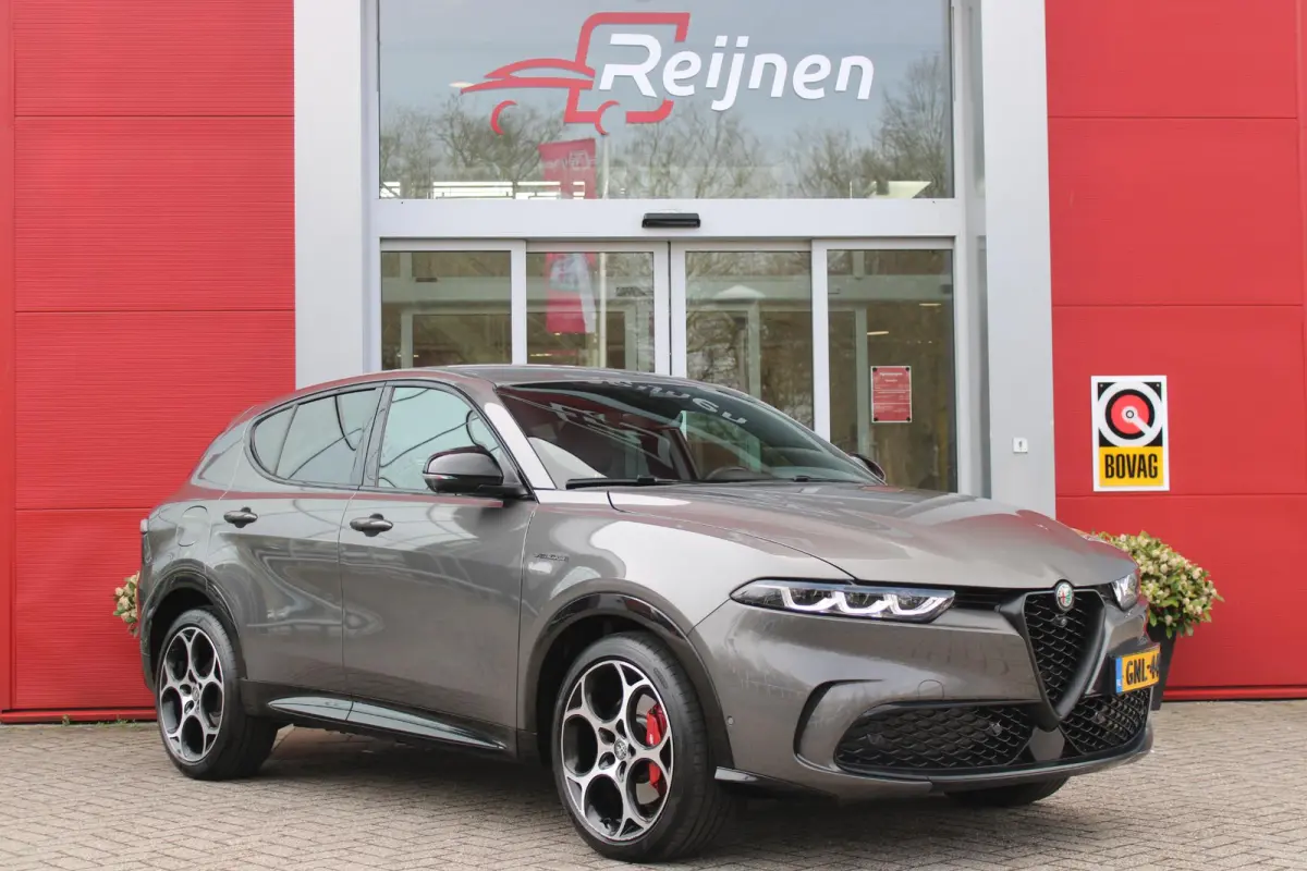 1.5T Hybrid 160PK VELOCE | PREMIUM PACK: LEDEREN BEKLEDING/GEVENTILEERDE VOORSTOELEN/4-VOUDIG ELEKTRISCH VERSTELBARE LENDESTEUN VOORSTOELEN/HOOGGLANS ZWARTE RAAMOMLIJSTING/AMBIENT LIGHTING |
