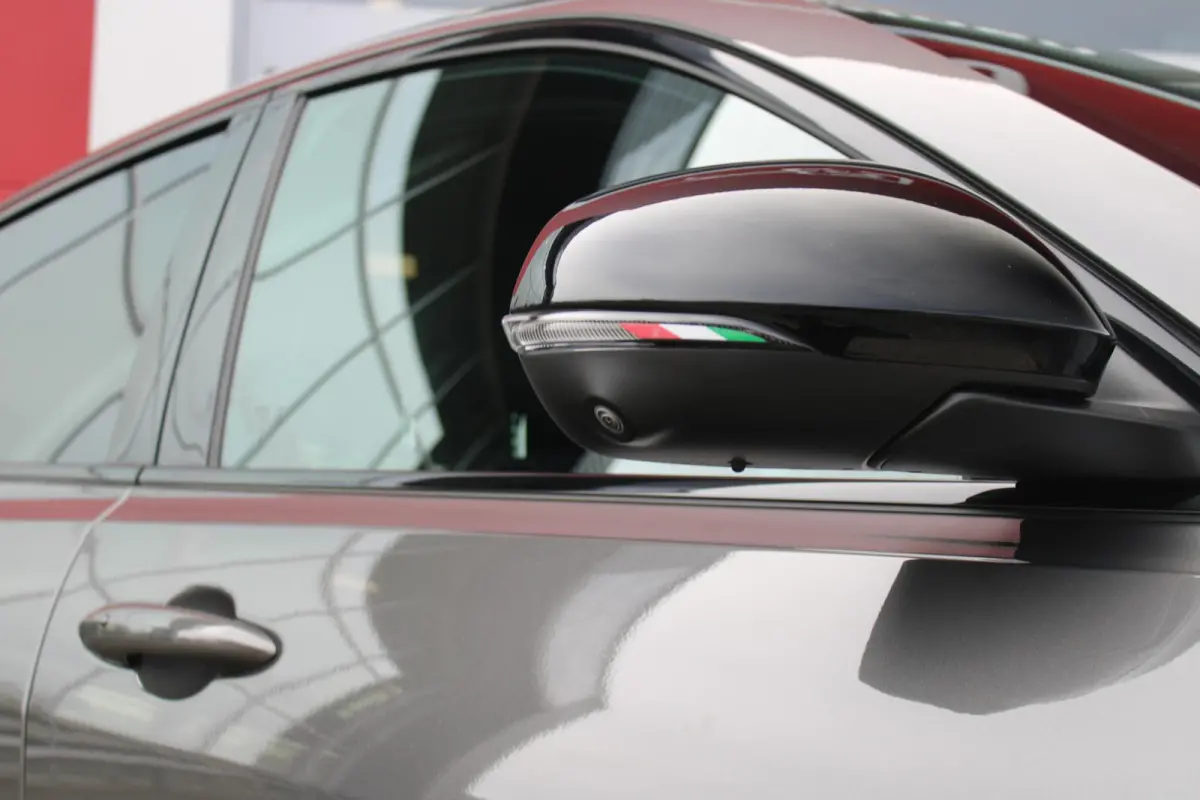 1.5T Hybrid 160PK VELOCE | PREMIUM PACK: LEDEREN BEKLEDING/GEVENTILEERDE VOORSTOELEN/4-VOUDIG ELEKTRISCH VERSTELBARE LENDESTEUN VOORSTOELEN/HOOGGLANS ZWARTE RAAMOMLIJSTING/AMBIENT LIGHTING |