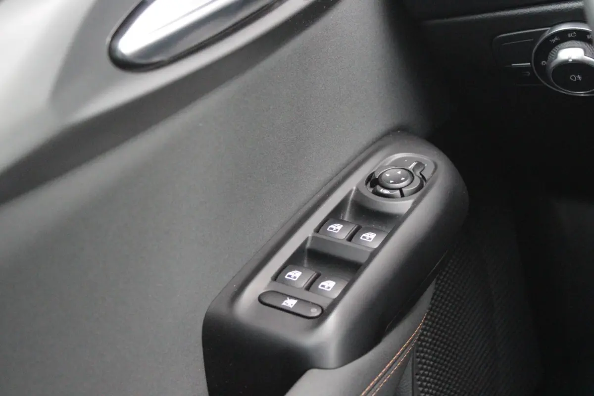 1.5T Hybrid 160PK VELOCE | PREMIUM PACK: LEDEREN BEKLEDING/GEVENTILEERDE VOORSTOELEN/4-VOUDIG ELEKTRISCH VERSTELBARE LENDESTEUN VOORSTOELEN/HOOGGLANS ZWARTE RAAMOMLIJSTING/AMBIENT LIGHTING |