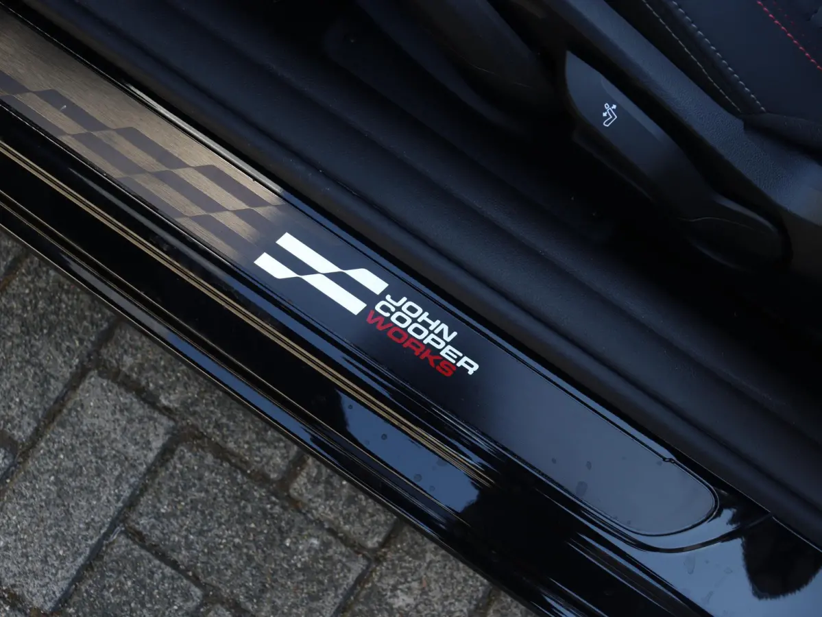 C | John Cooper Works + Pakket M + Harman Kardon + Driving Assisant + Camera + Comfort Access + Head-Up + Stuurwiel Verwarmd + 17" John Cooper Works Sprint Spoke black