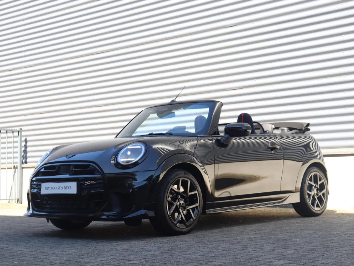C | John Cooper Works + Pakket M + Harman Kardon + Driving Assisant + Camera + Comfort Access + Head-Up + Stuurwiel Verwarmd + 17" John Cooper Works Sprint Spoke black