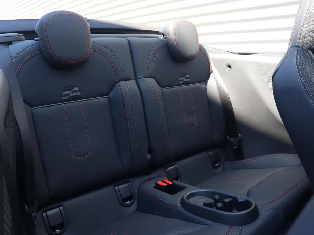 C | John Cooper Works + Pakket M + Harman Kardon + Driving Assisant + Camera + Comfort Access + Head-Up + Stuurwiel Verwarmd + 17" John Cooper Works Sprint Spoke black