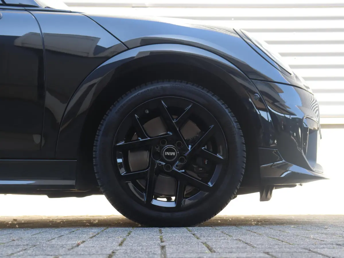 C | John Cooper Works + Pakket M + Harman Kardon + Driving Assisant + Camera + Comfort Access + Head-Up + Stuurwiel Verwarmd + 17" John Cooper Works Sprint Spoke black