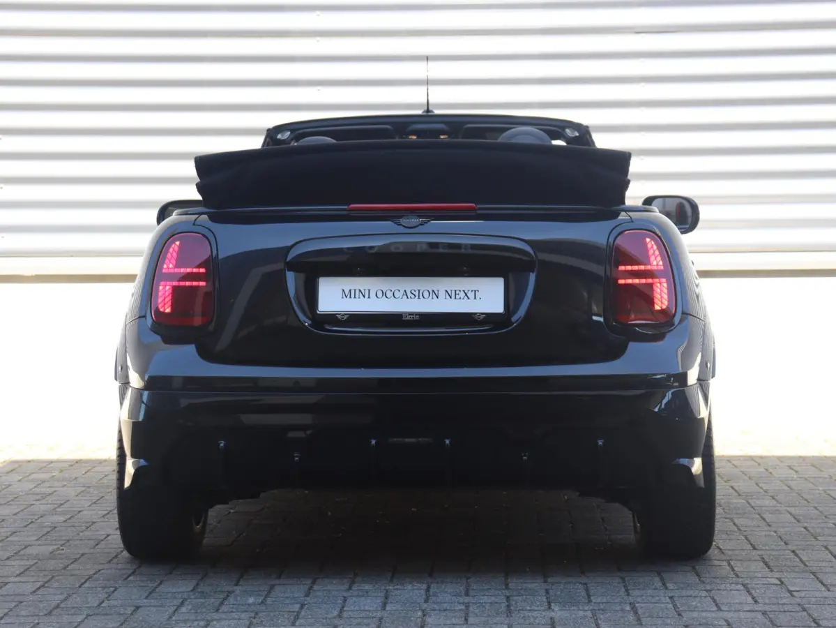 C | John Cooper Works + Pakket M + Harman Kardon + Driving Assisant + Camera + Comfort Access + Head-Up + Stuurwiel Verwarmd + 17" John Cooper Works Sprint Spoke black