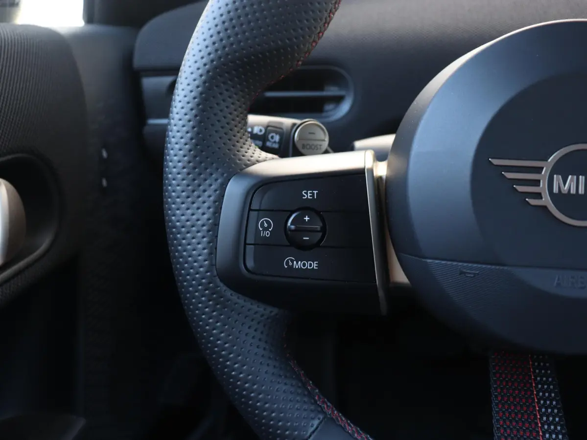 C | John Cooper Works + Pakket M + Harman Kardon + Driving Assisant + Camera + Comfort Access + Head-Up + Stuurwiel Verwarmd + 17" John Cooper Works Sprint Spoke black