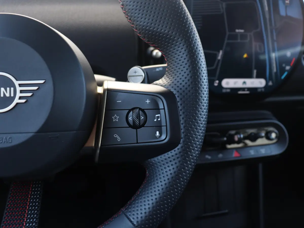 C | John Cooper Works + Pakket M + Harman Kardon + Driving Assisant + Camera + Comfort Access + Head-Up + Stuurwiel Verwarmd + 17" John Cooper Works Sprint Spoke black