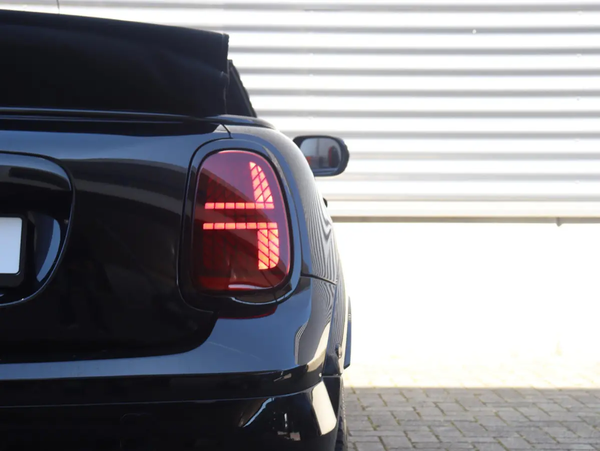 C | John Cooper Works + Pakket M + Harman Kardon + Driving Assisant + Camera + Comfort Access + Head-Up + Stuurwiel Verwarmd + 17" John Cooper Works Sprint Spoke black