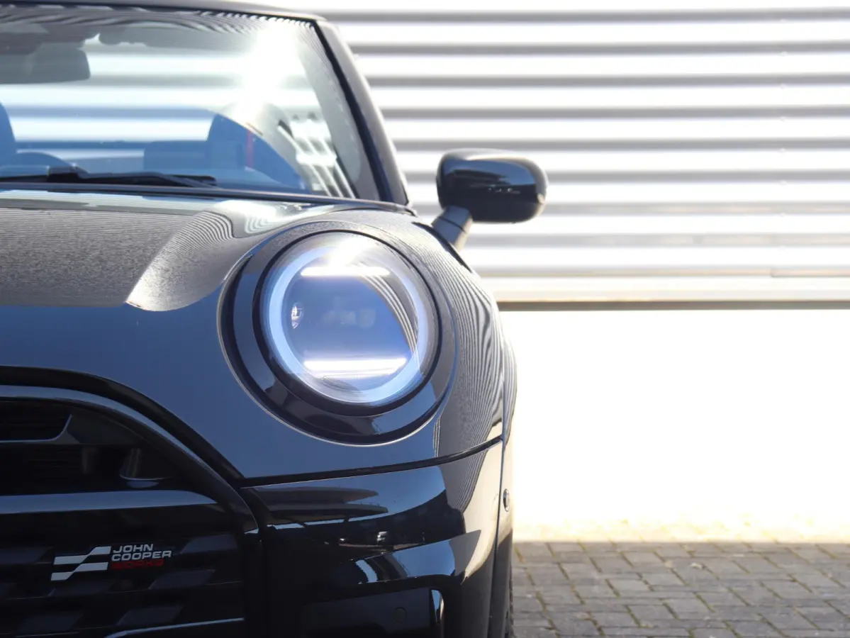 C | John Cooper Works + Pakket M + Harman Kardon + Driving Assisant + Camera + Comfort Access + Head-Up + Stuurwiel Verwarmd + 17" John Cooper Works Sprint Spoke black