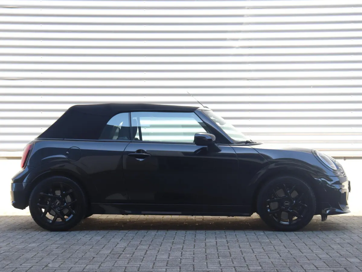 C | John Cooper Works + Pakket M + Harman Kardon + Driving Assisant + Camera + Comfort Access + Head-Up + Stuurwiel Verwarmd + 17" John Cooper Works Sprint Spoke black