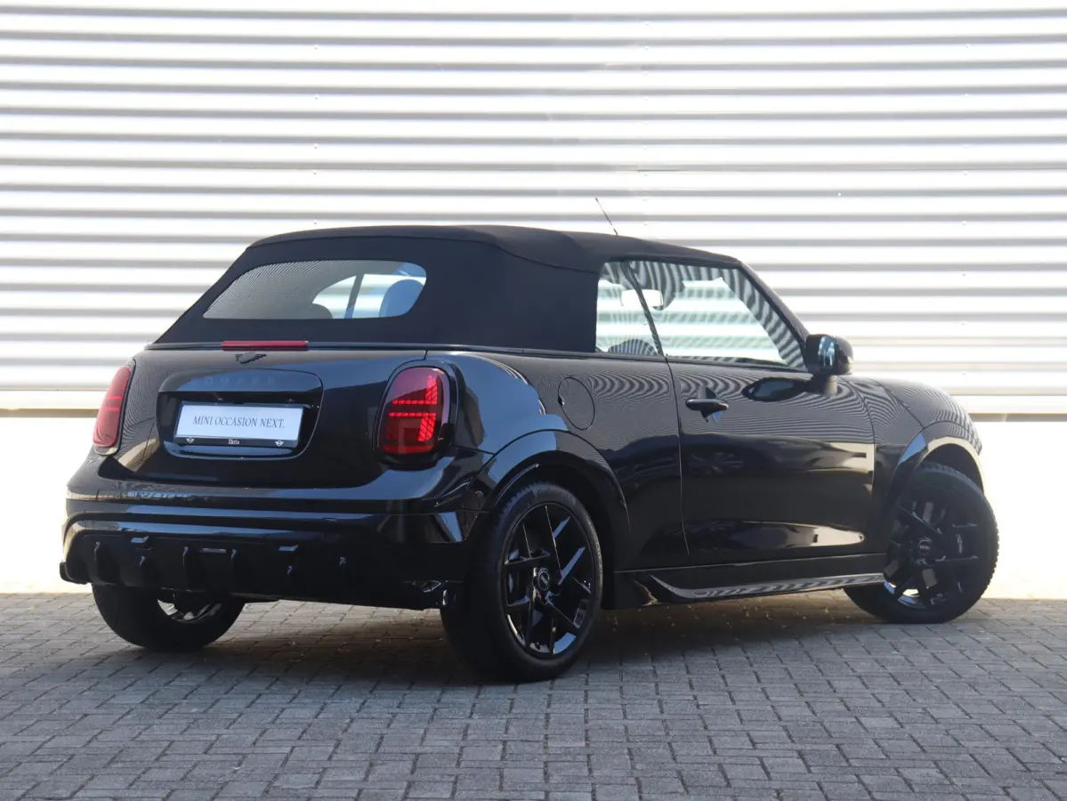 C | John Cooper Works + Pakket M + Harman Kardon + Driving Assisant + Camera + Comfort Access + Head-Up + Stuurwiel Verwarmd + 17" John Cooper Works Sprint Spoke black