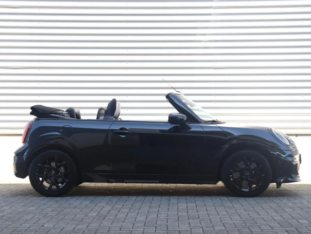 C | John Cooper Works + Pakket M + Harman Kardon + Driving Assisant + Camera + Comfort Access + Head-Up + Stuurwiel Verwarmd + 17" John Cooper Works Sprint Spoke black