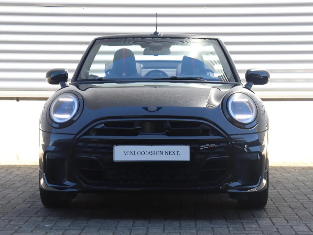 C | John Cooper Works + Pakket M + Harman Kardon + Driving Assisant + Camera + Comfort Access + Head-Up + Stuurwiel Verwarmd + 17" John Cooper Works Sprint Spoke black