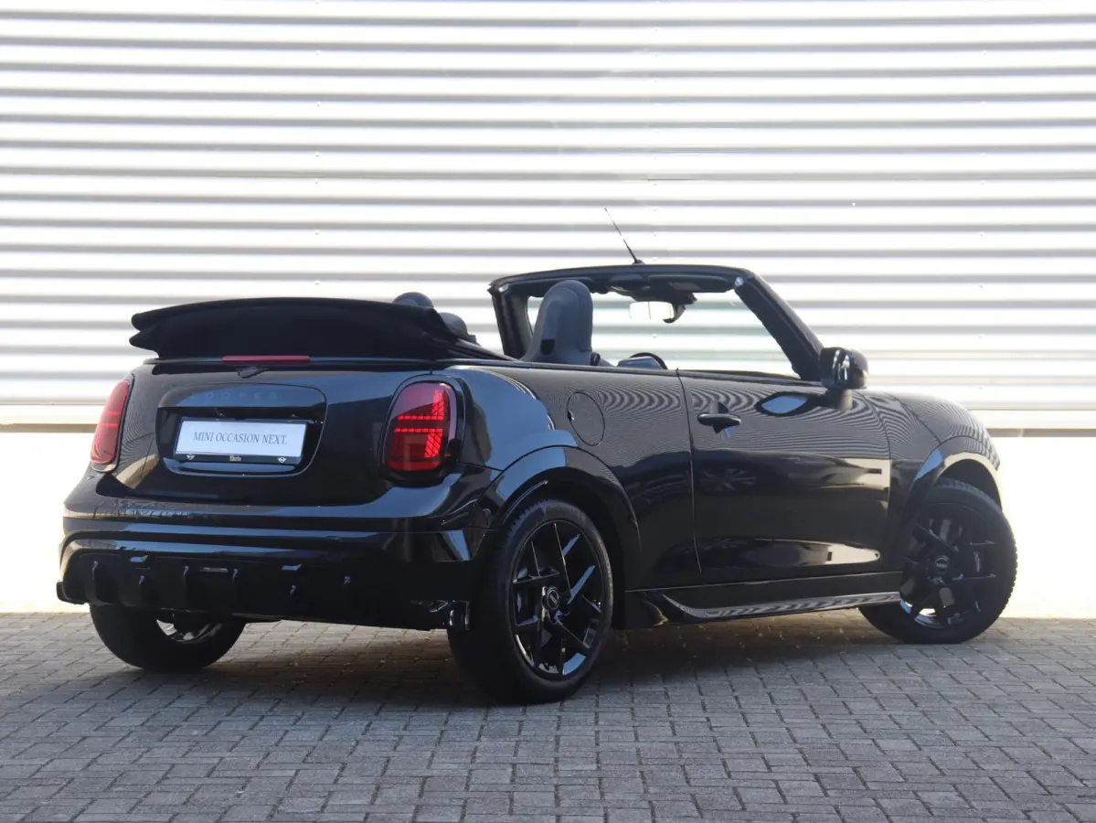 C | John Cooper Works + Pakket M + Harman Kardon + Driving Assisant + Camera + Comfort Access + Head-Up + Stuurwiel Verwarmd + 17" John Cooper Works Sprint Spoke black